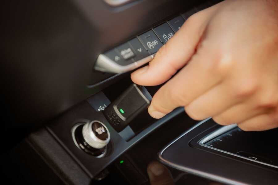 QUADLOCK KABLOSUZ CARPLAY ADAPTORU